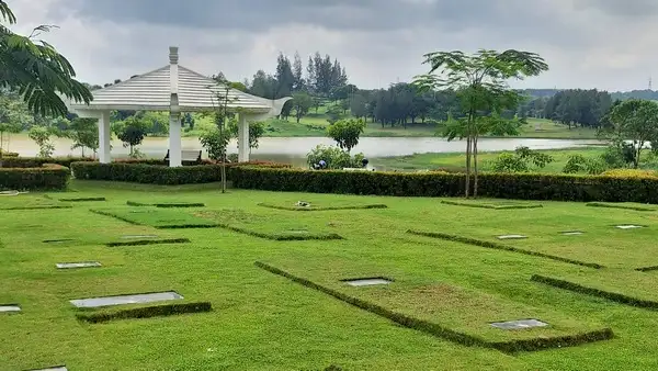 Contoh makam tipe Single Burial di Cherry Blossom Mansion dengan nisan rata dengan tanah