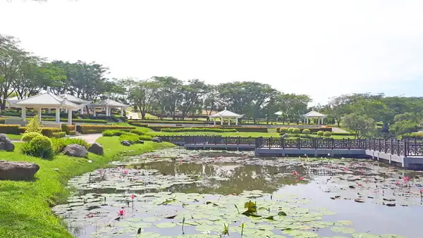 Fasilitas danau dan area ziarah keluarga di San Diego Hills Memorial Park Karawang