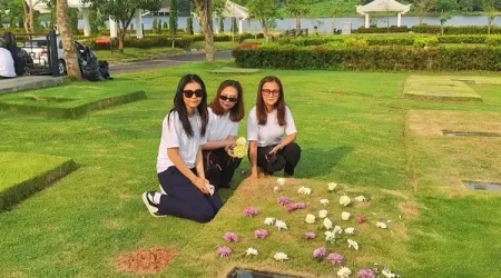 Keluarga Kristen sedang berdoa dan berziarah di area Chinese Garden, Mansion Cherry Blossom, San Diego Hills