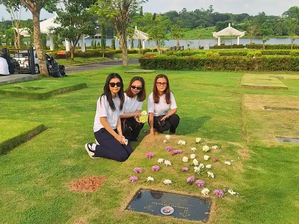 Keluarga Kristen sedang berdoa dan berziarah di area Chinese Garden, Mansion Cherry Blossom, San Diego Hills