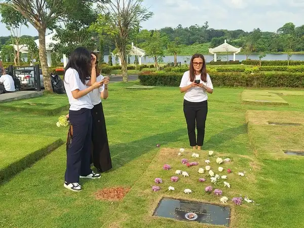 Pemandangan luas makam eksklusif di Mansion Cherry Blossom San Diego Hills, lokasi ziarah Kristen yang asri di pinggir danau