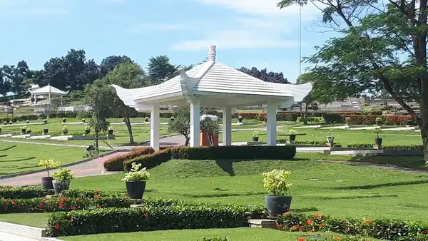 Penataan makam dan rumput mansion San Diego Hills Karawang yang rapi dan terawat